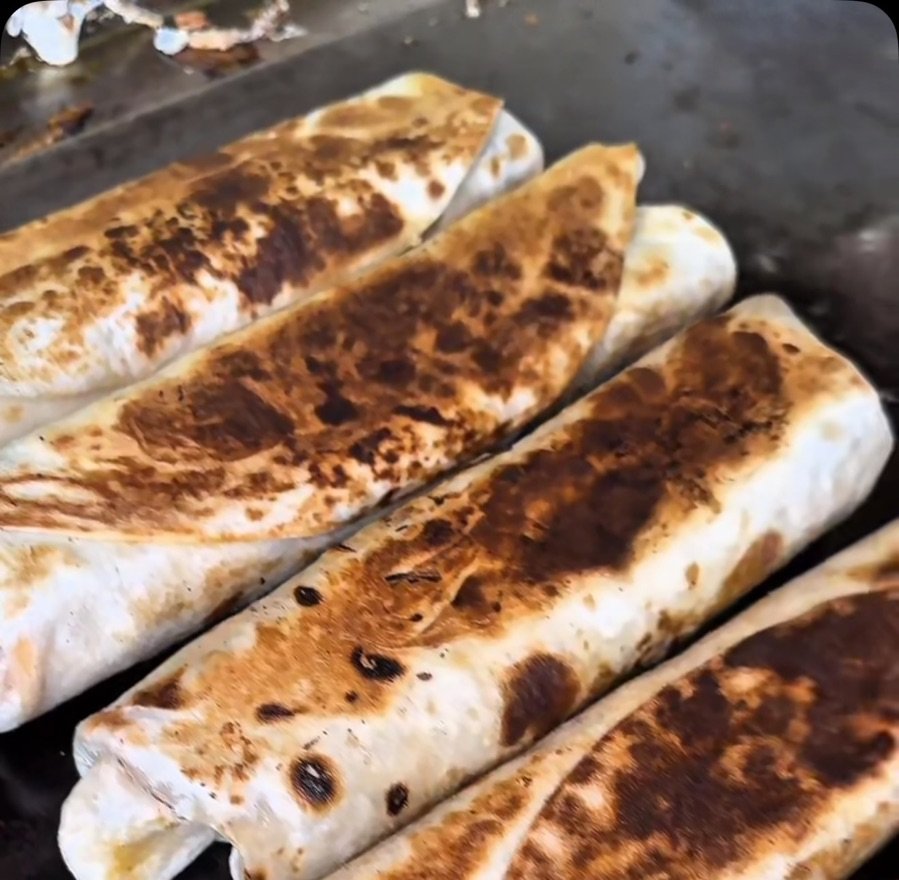 Burritos de harina dorándose en la plancha