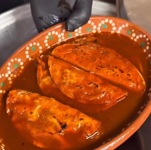 Doraditos de barbacoa ahogados en consomé en cazuela de barro