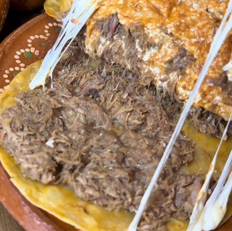 Quesabirria de harina con barbacoa de res y queso derretido en Zapotlanejo