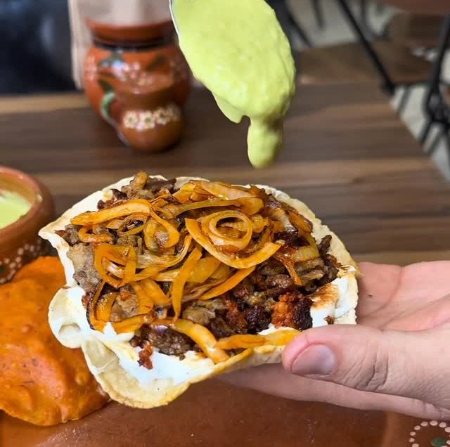 Volcán combinado con cebolla asada y salsa verde